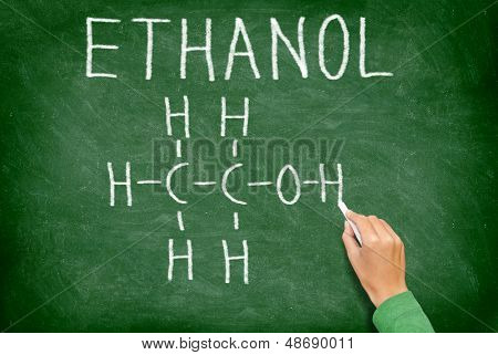 Estrutura química da molécula álcool etanol, na lousa. Professor de ciências ou química aluno desenhar