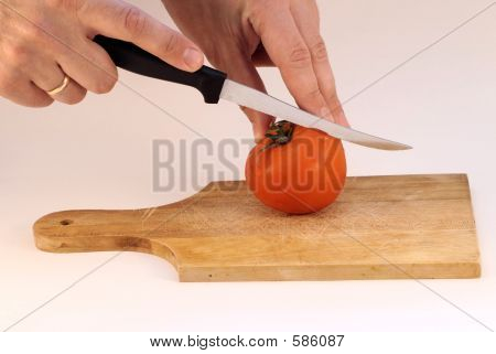 Eine Tomate schneiden