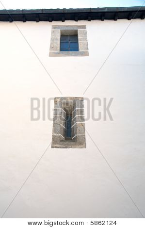 Twee Windosw op witte muur