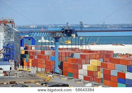 Cargo container, pipe and grain drayer in port