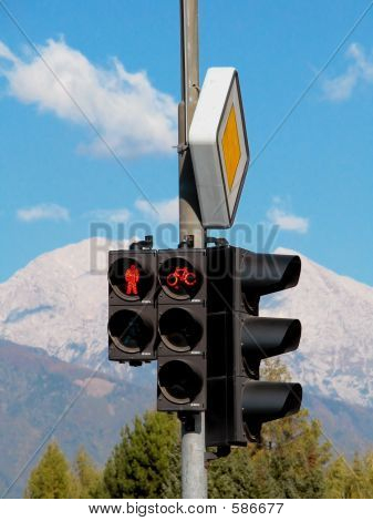 Rote Ampel mit Alpen