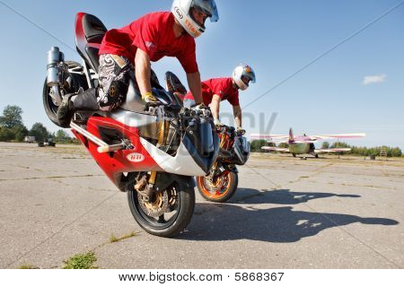 Due uomini facendo stoppie