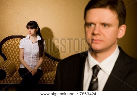 Biznesmen w garnitur i piękne brunetki kobieta siedzi na kanapie
