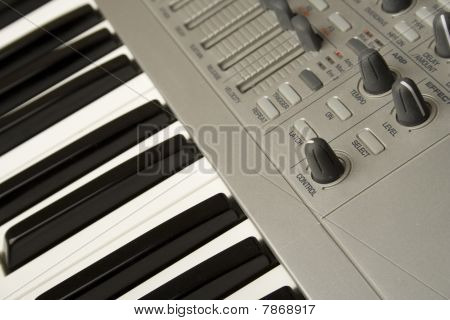 Gros plan de synthétiseur