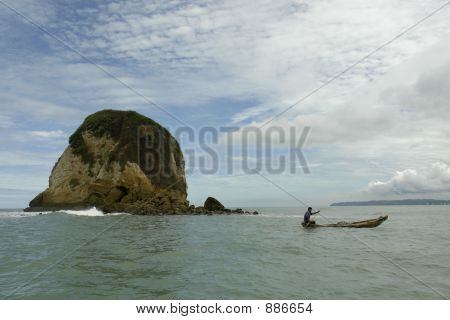 태평양에 보트에서 라틴어 남자입니다. 에콰도르