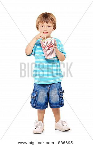 Voller Länge Portrait von liebenswert junge Essen Popcorn
