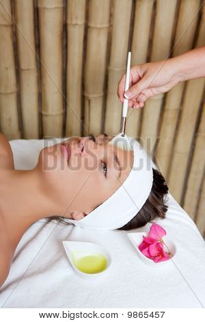 Spa Beauty gezichtsbehandeling olie borstel en bloemen