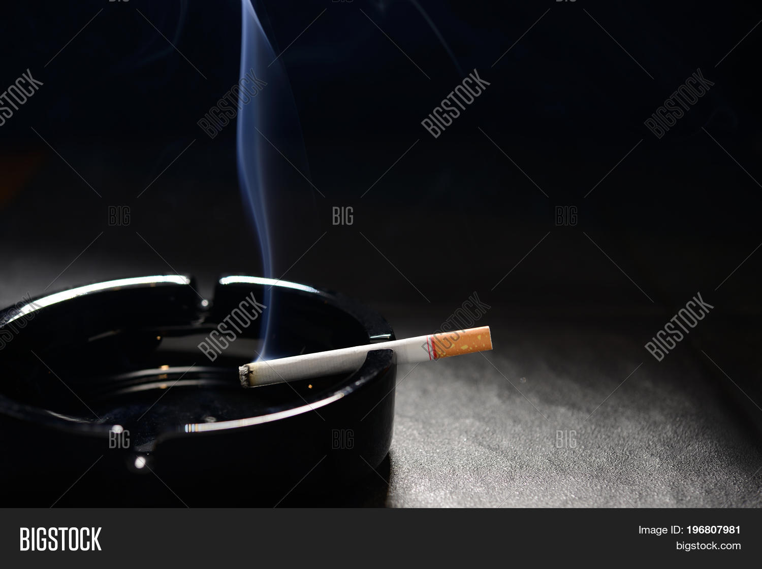 Пепельница с дымящейся сигаретой. Пепельница с дымящейся сигаретой. Пепельница с сигаретой и дымом. Пепельница с дымящейся сигаретой. Дымящаяся сигара в пепельнице.