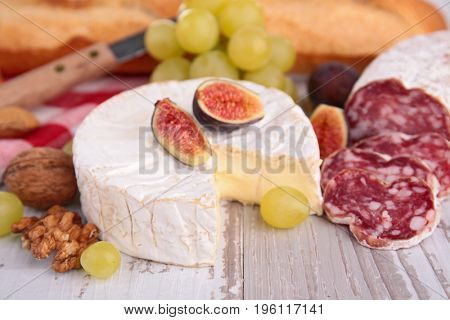 camember with fig and grape