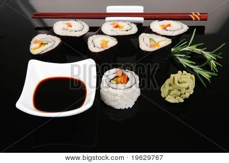 Sushi Maki Roll vihanneksia ja lohen sisällä. musta levy soysauce ja wasabi. Japane