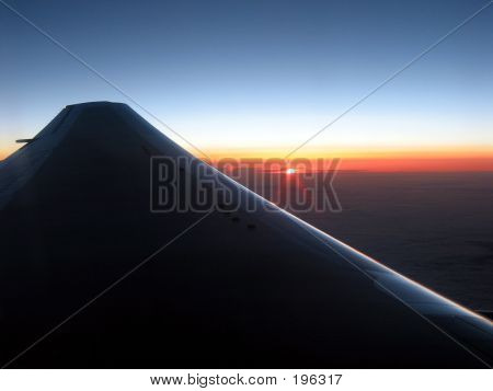 Coucher de soleil au large de l'aile d'un avion