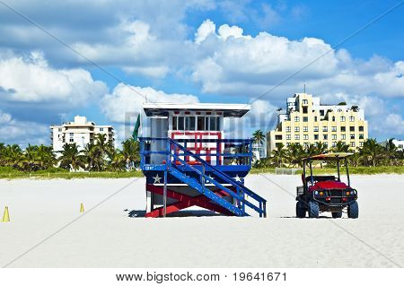 Beachlife na bílé pláži v Jižní Miami