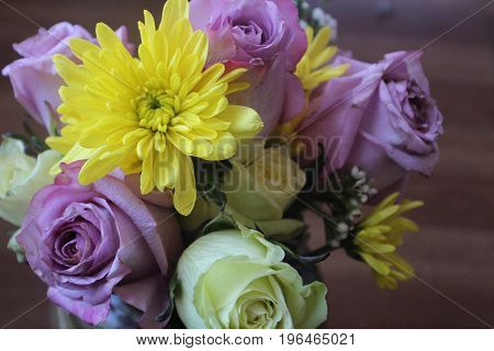 A BOUQUE OF ASSORTED FLOWERS AND DIFFERENT COLORS