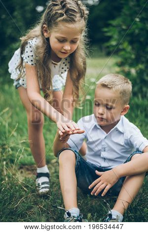 kids playing in the park, guess who, closing each other eye, siter and brother