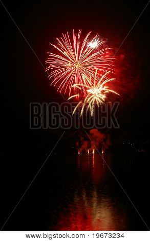 Kleurrijke vuurwerk met water reflectie