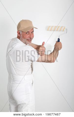 Pittore professionista in piedi su sfondo bianco