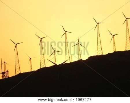 Vindmøllepark ved solnedgang