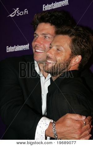 SAN DIEGO, CA - 26 července: Trenér Michael herci a Jamie Bamber zúčastnit každoroční Comic Con Internat