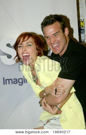 SAN DIEGO, CA - Juli 24: Allison Scaglotti & Eddie McClintock clown um in das 