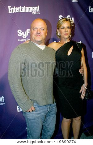 ซานดิเอโก CA - 24 กรกฎาคม: Michael Chiklis จูลี่ & Benz มาฝ่าย SyFy/EW 24 กรกฎาคม 201 จัดขึ้น