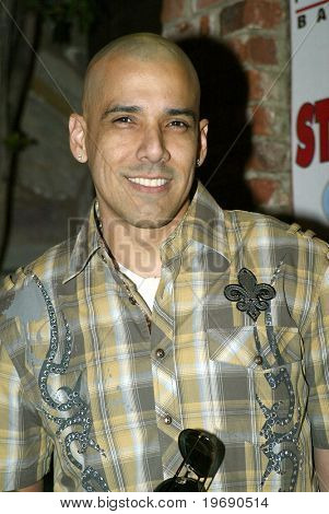 LOS ANGELES - DEC. 8: Jose Acevedo dorazí na Rainbow prostor pro vystoupení herec Tim Russ