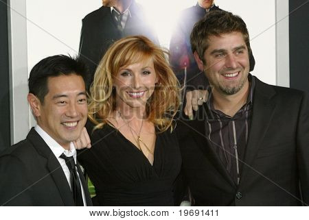 HOLLYWOOD - JAN. 10: Grant Imahara, Kari Byron & Tory Belleci dorazí na 
