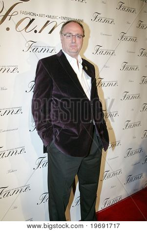 LOS ANGELES - JAN. 16: Steve Owens dorazí na 2 roční F.A.M.E.LA Zlaté glóby After Party v