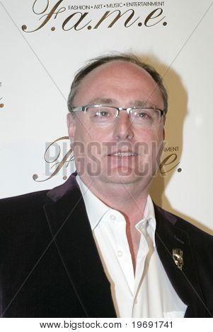 LOS ANGELES - JAN. 16: Steve Owens dorazí na 2 roční F.A.M.E.LA Zlaté glóby After Party v