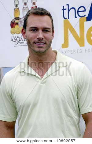 TARZANA, CA - 18. dubna: Eric Martsolf dorazí na 8 roční 