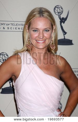 BEVERLY HILLS - 24 de JUN: Caso Sharon llega a la recepción de la Academia de TV para el 2010 Daytime Emmy