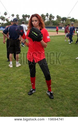 MALIBU, CA - 10 lipca: Maria Kanellis w 2010 Steve Garvey lato Softball klasyczne Eddy D pola, 