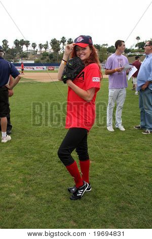 MALIBU, CA - 10 lipca: Maria Kanellis w 2010 Steve Garvey lato Softball klasyczne Eddy D pola, 