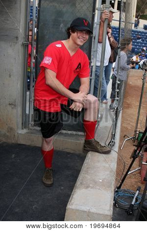 MALIBU, CA - 10 lipca: Logan Huffman w 2010 Steve Garvey lato Softball klasyczne Eddy D pola, P