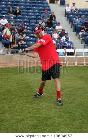 MALIBU, CA - 10 lipca: James Denton w 2010 Steve Garvey lato Softball klasyczne Eddy D pola, Pe