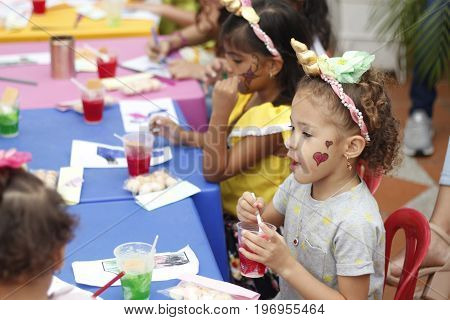 disfrutando de una pequeña fiesta de karla