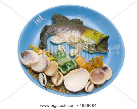 Pesce sulla piastra con conchiglie