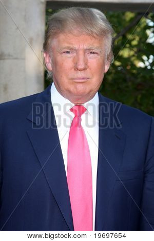 Los Angeles jul 24: Donald Trump kommt in die zwölfte jährliche Hollyrod Stiftung Designcare Veranstaltung