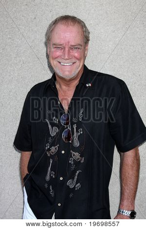 LOS ANGELES - JUL 24: Ron Hale på 2010 General Hospital Fan Club Lunchen på Airtel Hotel på Jørgensen