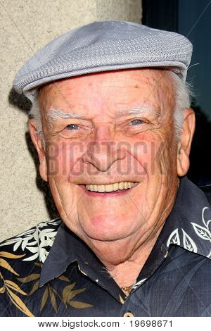 LOS ANGELES - JUL 24: John Ingle på 2010 General Hospital Fan Club Lunchen på Airtel Hotel på