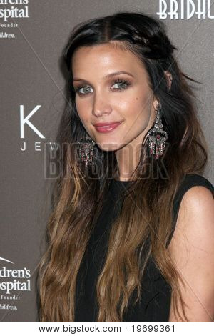 LOS ANGELES - JUL 22: Ashlee Simpson ankommer til Neil Lane Brude Collection Debut på Drai på 