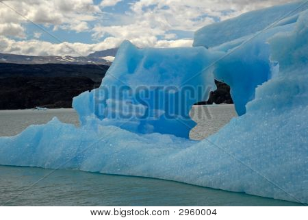 ภูเขาน้ำแข็งใน Lake Argentino ใกล้ Upsala กลาเซียร์