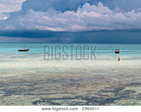 einsam Frau und Segelboote in der Nähe von oceanfront