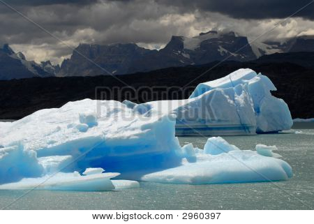 ภูเขาน้ำแข็งใน Lake Argentino ใกล้ Upsala กลาเซียร์