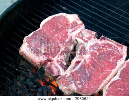 A grill átlós steakek