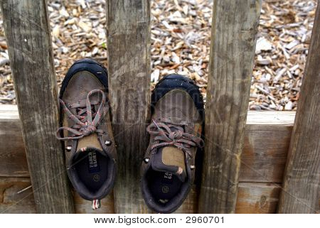 Schuhe in den Zaun