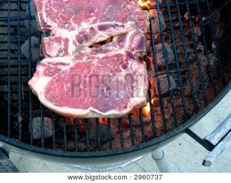 A forró parazsat grillezés steak