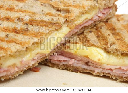 Getoastetem Sandwich mit Schinken und Käse