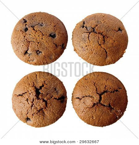 Cztery glutenu wolne babeczki na białym tle