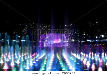 Фонтан ночью в серии