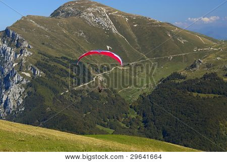 Para-Planör, bir kırmızı paraşüt (Dolomites, İtalya) ile uçmaya başladı